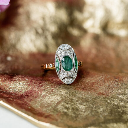 ANILLO DOS OROS CON ESMERALDAS Y DIAMANTES EN DISEÑO GEOMÉTRICO