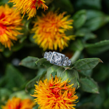 ANILLO VINTAGE DE ORO BLANCO Y DIAMANTES CON DISEÑO GEOMÉTRICO