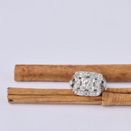 ANILLO CÚPULA AÑOS 40 DE ORO BLANCO, PLATINO Y DIAMANTES