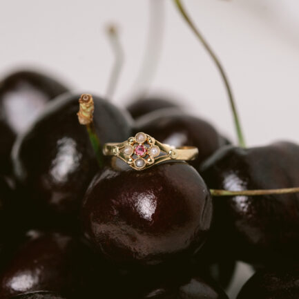 ANILLO ANTIGUO DE ORO AMARILLO CON RUBÍ Y PERLAS EN FORMA DE FLOR