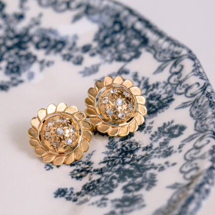 PENDIENTES VINTAGE EN FORMA DE FLOR, DE ORO AMARILLO CON PATRÓN ESTELAR, 1950/60