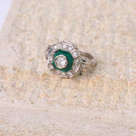 ANILLO DE ORO BLANCO, DIAMANTES Y CRISOPRASA, AÑOS 40