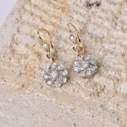 PENDIENTES DE ORO BLANCO Y DIAMANTES EN FORMA DE FLOR