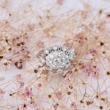 ANILLO DE ORO BLANCO Y DIAMANTES TIPO CLUSTER