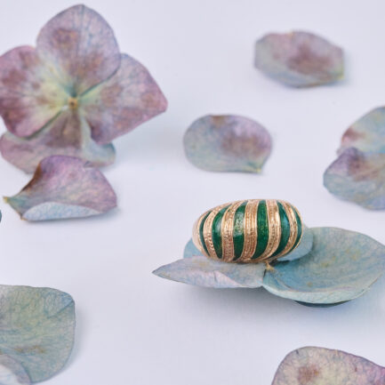 ANILLO VINTAGE BOMBÉ DE ORO AMARILLO 14K LABRADO CON ESMALTE VERDE, FRANCIA 1970/80