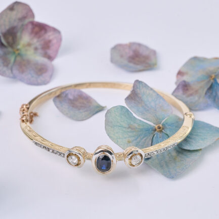 PULSERA DE ORO LABRADO, ZAFIRO Y DIAMANTES, PRINCIPIOS DEL SIGLO XX