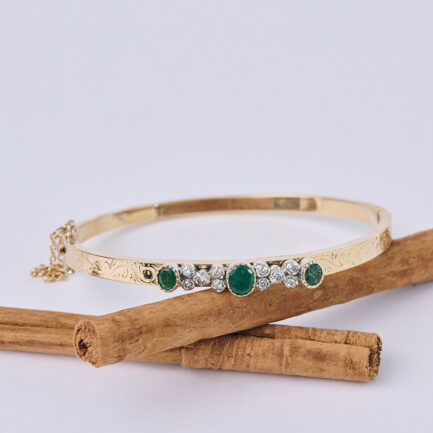 PULSERA DE ORO LABRADO Y PLATA, CON ESMERALDAS Y DIAMANTES, AÑOS 50