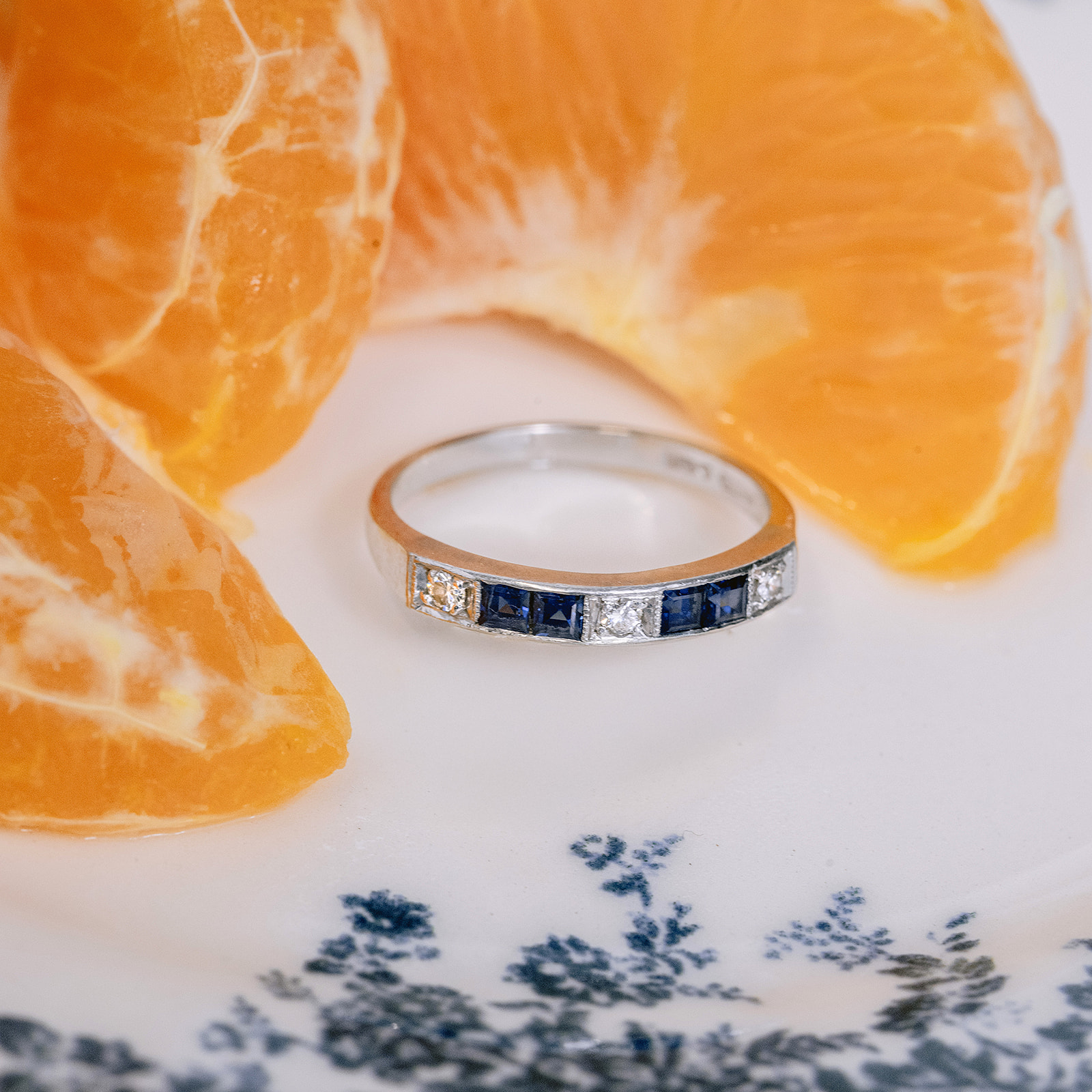 ANILLO DE ORO BLANCO 18K, DIAMANTES Y ZAFIROS