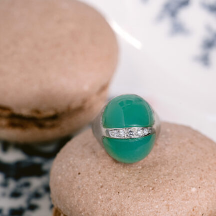 ANILLO RETRO TIPO COCKTAIL DE ORO BLANCO, CRISOPRASAS Y DIAMANTES