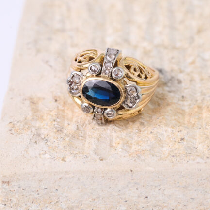 ANILLO DE COCKTAIL EN FORMA DE CÚPULA, DE ORO, PLATINO, DIAMANTES Y ZAFIRO CENTRAL, FRANCIA AÑOS 50