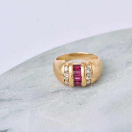 ANILLO BOMBÉ DE ORO AMARILLO CON RUBÍES Y DIAMANTES