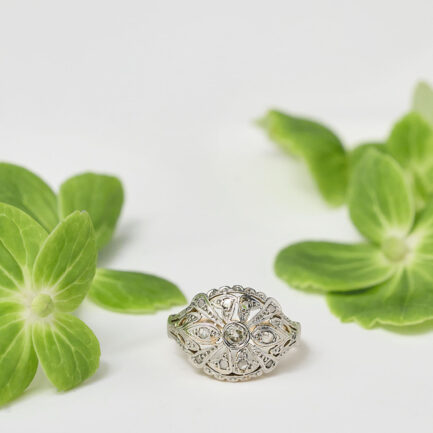 ANILLO ANTIGUO CON CÚPULA CALADA DE ORO AMARILLO Y VISTAS DE DE PLATINO