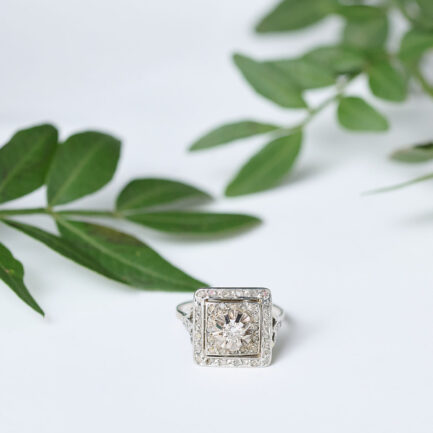 ANILLO ANTIGUO DE ORO BLANCO Y AMARILLO, PLATINO Y DIAMANTES, CON FORMA CUADRADA