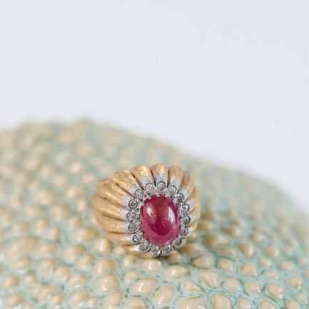 ANILLO EN FORMA DE CÚPULA DE ORO AMARILLO, DIAMANTES Y UN RUBÍ EN CABUJÓN