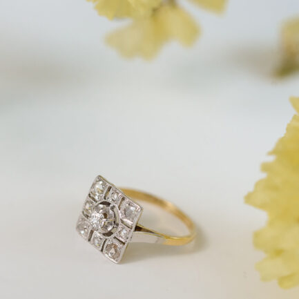 ANILLO ART DÉCO CON MONTURA CUADRADA DE ORO AMARILLO Y VISTAS DE PLATINO CON DIAMANTES