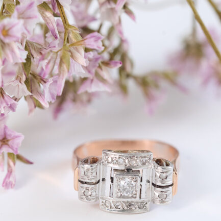 ANILLO ANTIGUO TIPO TANQUE EN ORO 18K Y PLATINO,CON DIAMANTES