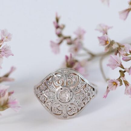 ANILLO ART DÉCO EN FORMA DE CÚPULA DE ORO ROSA Y VISTAS DE PLATINO Y DIAMANTES FORMANDO UN DIBUJO GEOMÉTRICO