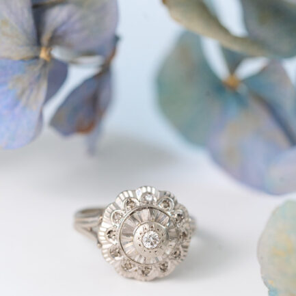 ANILLO FLOR DE ORO BLANCO Y DIAMANTES, AÑOS 60