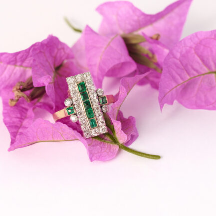 ANILLO ART DÉCO DE ORO Y PLATINO DECORADO CON ESMERALDAS Y DIAMANTES