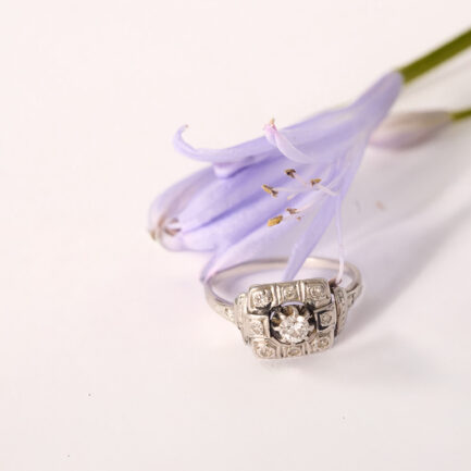 ANILLO ART DÉCO DE PLATINO Y DIAMANTES