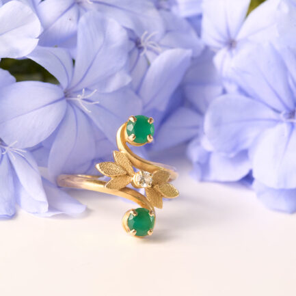 ANILLO DE ORO AMARILLO, CRISOPRASAS Y DIAMANTE