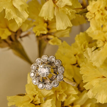 ANILLO ROSETA DE PLATINO Y DIAMANTES, AÑOS 60