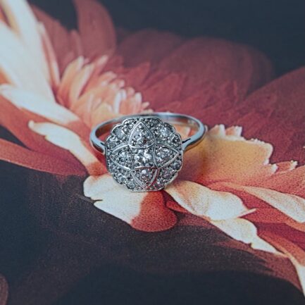 ANILLO ART DECO DE ORO BLANCO, PLATINO Y DIAMANTES.