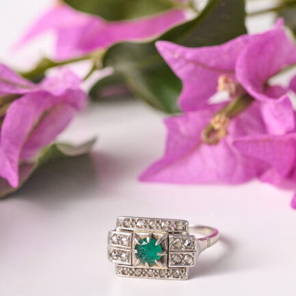 ANILLO AÑOS 40, ORO, VISTAS DE PLATINO, DIAMANTES Y ESMERALDA CENTRAL